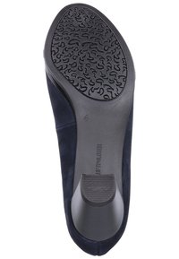 Chaussure en daim marine avec une semelle en caoutchouc texturée, présentant une boîte à orteils lisse et un contre-embout de talon prononcé. Détail d'indentation présent.