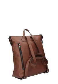 Zaino in pelle marrone con finitura testurizzata, dotato di manico superiore, spallacci regolabili e tasca laterale con zip accento turchese.