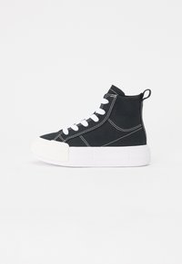 Sneakers alte in tela nera con cuciture bianche, dotate di lacci bianchi e una spessa suola in gomma bianca.