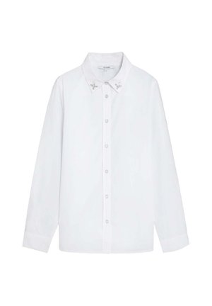 Camisa blanca de manga larga con botones y cuello puntiagudo que presenta pequeños adornos decorativos en forma de estrella plateada en cada lado.