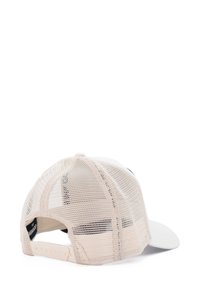 Weißer Hut mit gebogenem Schirm und einem Netzrücken in hellem Beige. Verfügt über einen verstellbaren Riemen und ein Logo-Patch auf der Vorderseite. Strukturiertes Material.