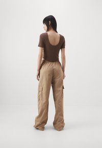 Nike Sportswear Jednoduché tričko - baroque brown/(sail)