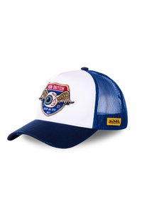 Casquette blanche à l'avant avec des côtés en mesh bleu, arborant un logo œil brodé avec des ailes et du texte. Une étiquette jaune "Von Dutch" est sur le côté.