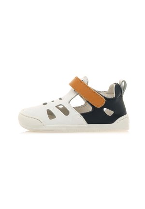 Sandalia infantil hecha de cuero blanco con acentos en color marino, que presenta diseños recortados y una correa de velcro naranja. Suela texturizada para mayor agarre.
