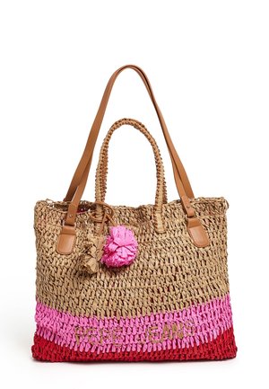 Geflochtene Strohtasche mit hellbraunen Ledergriffen, pinken und roten Farbbandakzenten, dekorativen pinken Bommel und "PEPE JEANS"-Logo.