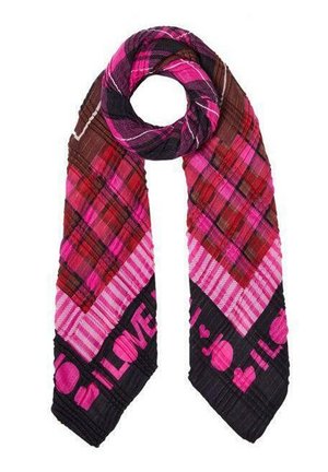 Écharpe à carreaux rose, rouge et marron avec une bordure noire, ornée du mot « LOVE » et de cœurs en rose vif.