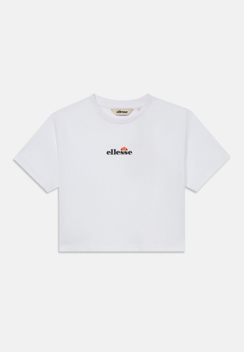 Bílé krátké tričko s rukávem a kulatým výstřihem, s černým a oranžovým logem "ellesse" umístěným na hrudníku.