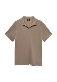 Polo de manga corta beige con cuello clásico, hecho de una tela suave, con una etiqueta en el cuello para la identificación de la marca.