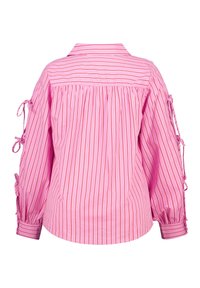 Roze gestreepte blouse met lange, luchtige mouwen. Bevat strikjes op de schouders, plooien aan de achterkant en een klassieke kraagontwerp.