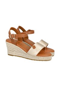 Sandalias de cuña con parte superior de piel sintética color crema, correas de tobillo marrones y suela de yute estilo espadrille. Costuras a contraste y plantilla texturizada.
