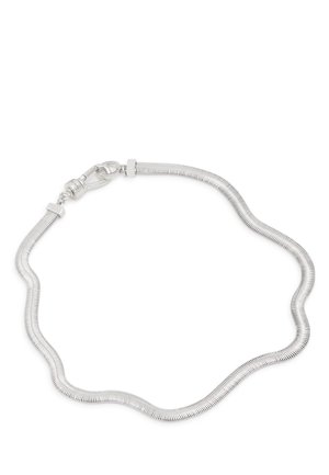 Stříbrný náhrdelník s řetízkem hadího vzoru s vlnitým designem a zapínáním na karabinku na bílém pozadí.