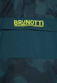 Tamnozelena tkanina s točkastim uzorkom, sa zelenim "BRUNOTTI" logotipom u sredini. Glatka tekstura bez dodatnih ukrasa.