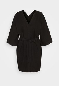 Czarny kimono w stylu szlafroka z krótkimi rękawami, dekoltem w serek, paskiem w talii, fakturowanym materiałem i bocznymi kieszeniami. Prosty design bez widocznych wzorów.