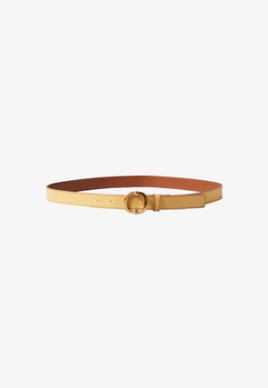 Cinturón de cuero amarillo con una textura suave, que presenta una hebilla redonda en tono dorado y un forro interior marrón. Ajustable con múltiples agujeros.