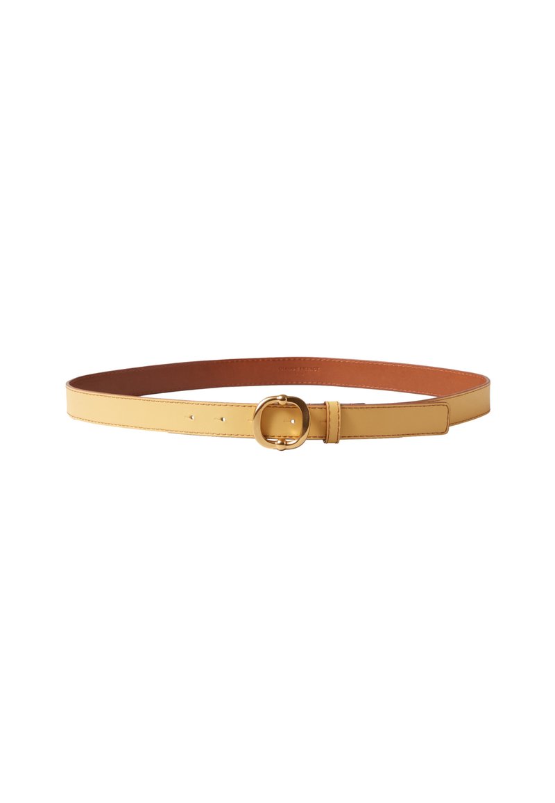 Cintura in pelle gialla con una texture liscia, dotata di una fibbia rotonda in tono oro e fodera interna marrone. Regolabile con più fori.