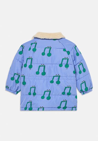 Helleblaue gepolsterte Jacke mit grünen musikalischen Notenmustern, einem weichen krämigen Kragen und elastischen Ärmeln.