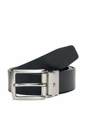 Zwijany czarny skórzany pasek z prostokątną srebrną metalową klamrą i małym detalem w postaci czerwono-biało-niebieskiej flagi na zapięciu.