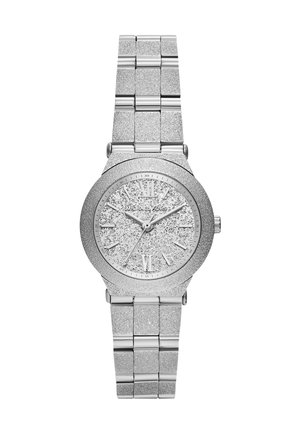 Montre en métal argenté avec un boîtier rond texturé et un cadran scintillant avec des chiffres romains pour les heures. Bracelets en métal avec une finition poli.