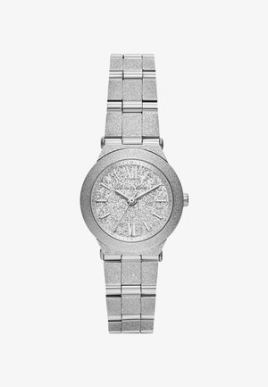 Relógio de metal prateado com uma caixa redonda texturizada e mostrador cintilante com marcadores de horas em números romanos. Bracelete de metal com acabamento polido.