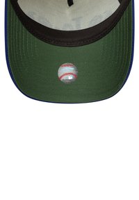 Baseballkappe mit einer schwarzen Brim, grünem Innenrand und einem blauen Rand. Besitzt einen silbernen Aufkleber mit einer Baseballgrafik auf dem Innenrand.