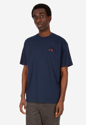 Navyblaue Baumwoll-T-Shirt mit kurzen Ärmeln, mit einer kleinen roten Roller-Stickerei auf der linken Brust, Rundhalsausschnitt.