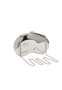 Metaliczna srebrna kopertówka o gładkim, zaokrąglonym kształcie. Posiada zapięcie na klamrę i łańcuszkowy pasek, z wyrytym wzorem linii.