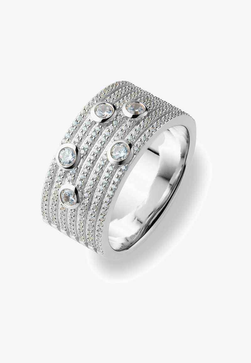 Breiter silberner Ring mit fünf runden klaren Steinen, die in Reihen kleiner, dicht nebeneinander liegender Steine auf einem polierten Band gefasst sind.