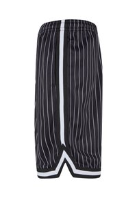 Shorts de sport noirs avec des rayures blanches verticales, une taille élastique, et des accents blancs contrastants à l'ourlet et sur les côtés.