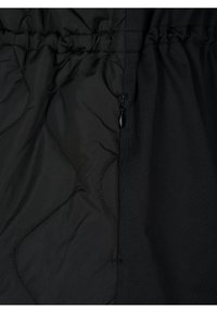 Schwarze isolierte Jacke mit gestepptem Muster und elastischem Bund. Verfügt über eine Reißverschlusstasche und glatte Gewebepanele.