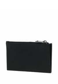 Portefeuille en cuir noir avec fermeture à glissière, présentant une texture lisse, une forme rectangulaire et un logo en relief sur le côté.