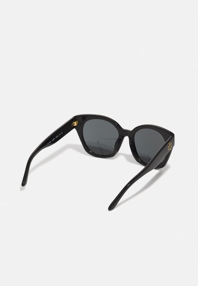 Óculos de sol pretos com forma de gato, lentes escuras, armação de plástico brilhante e detalhes em dourado nas hastes.
