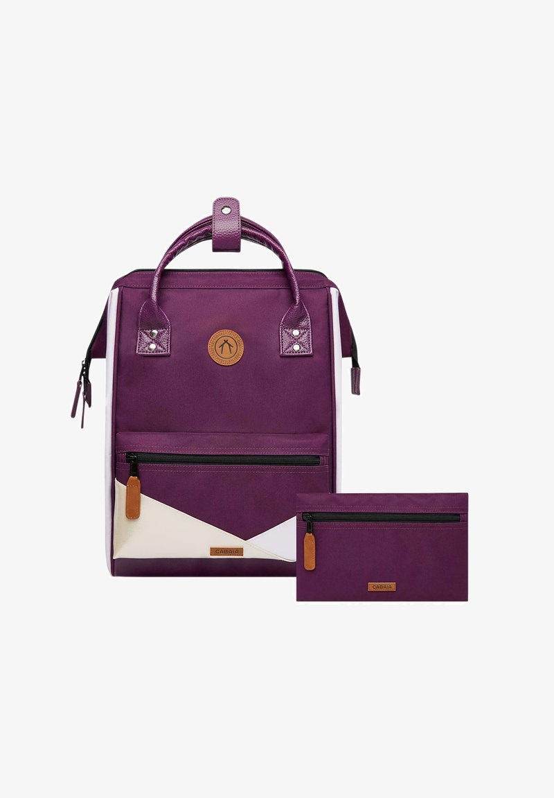 Sac à dos violet avec une finition texturée, présentant un design géométrique blanc, une poignée supérieure, une poche zippée à l'avant et une petite pochette assortie.