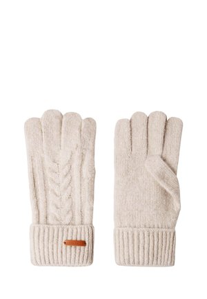 Paar beige gebreide wollen handschoenen, één met gevlochten patroon op de achterkant en manchetten met klein leren merkje, geïsoleerd op witte achtergrond.