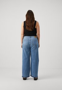 Vero Moda Curve VMKATHY LOOSE WIDE FOLD DOWN - Pernera ancha - light blue denim