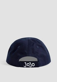 Sötétkék pamut baseball sapka állítható pánttal, hátul fehér "JoJo" hímzéssel. Sima textúra, ívelt karima.