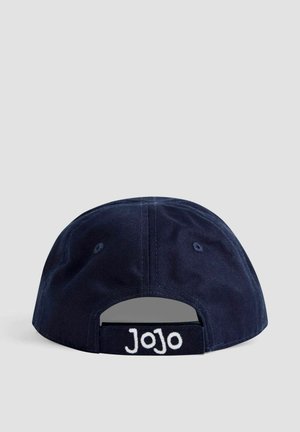 Námornícky modrá bavlnená baseballová čiapka s nastaviteľným popruhom, na zadnej strane s bielym vyšívaním "JoJo". Hladký povrch, zakrivený šilt.
