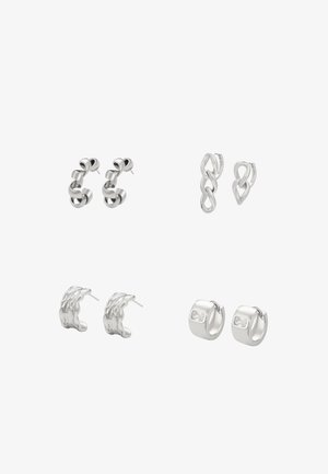 Vier paar zilveren oorbellen gerangschikt in twee rijen: gedraaide lussen, verbonden ontwerpen, gestructureerde elementen en een vierkante ringstijl met een steen.