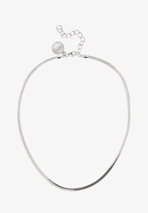 Collier chaîne serpent en argent avec fermoir mousqueton et maillons ronds réglables, comprenant un petit pendentif décoratif rond près du fermoir.