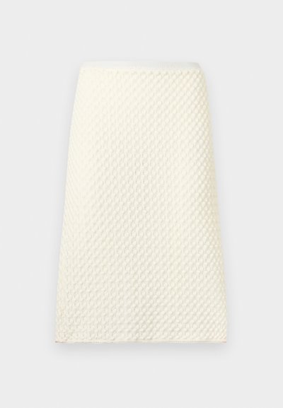 Κρεμ πλεκτή φούστα μολύβι με υφή, ψηλόμεση και διακριτικό κυματιστό σχέδιο.