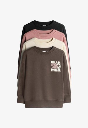 Keturi apvalaus kaklo džemperiai juodos, rožinės, kreminės ir rudos spalvų, rudas su užrašu "DE LA MER Saint-Tropez France" ir bangos dizainu.