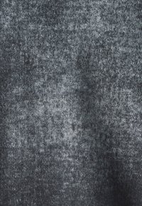 Dunkelgrauer, strukturierter Stoff mit einer marmorierten Optik, der eine leicht glänzende Oberfläche und eine weiche, gewebte Textur aufweist.