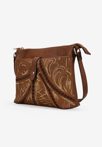 Bolso cruzado de cuero marrón que presenta costuras decorativas en dorado y marrón oscuro, cierre de cremallera y una correa de hombro desmontable.