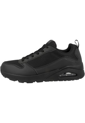 Sneakers neri con tomaia in sintetico testurizzato e pannelli in rete. Presentano una suola spessa e un'ammortizzazione ad aria visibile nel tallone.