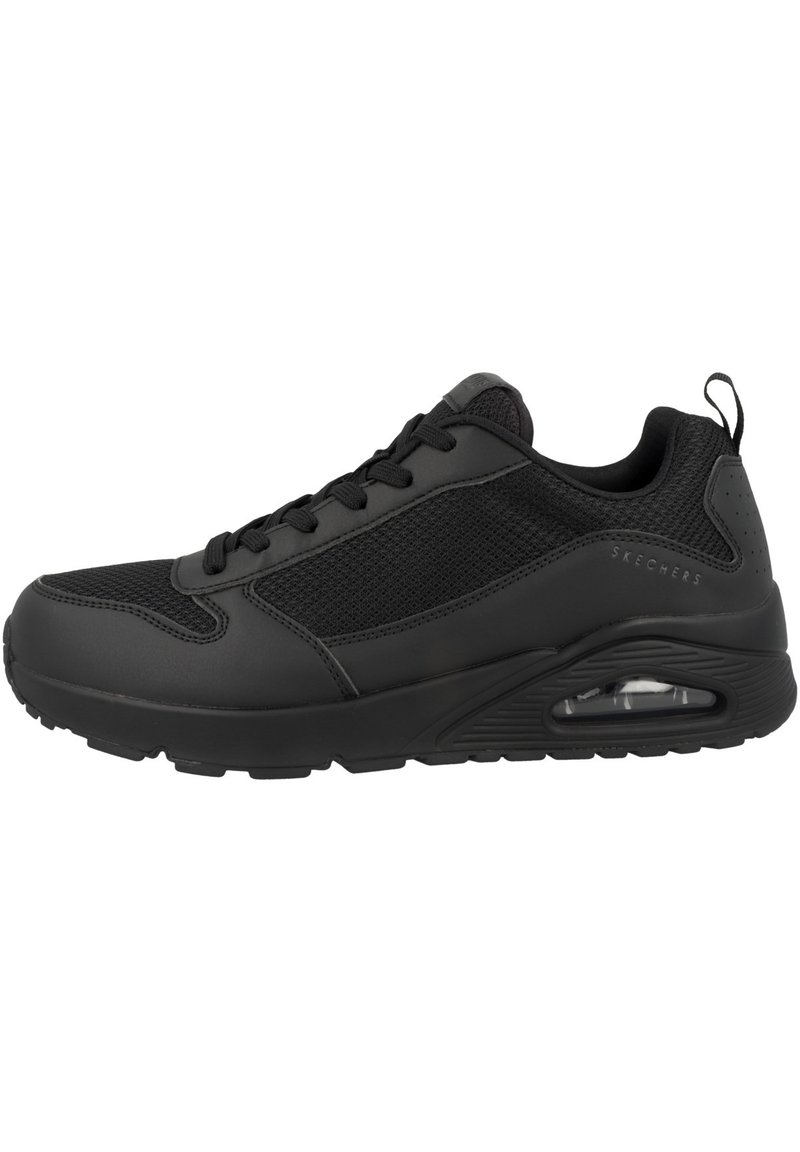 Sneakers neri con tomaia in sintetico testurizzato e pannelli in rete. Presentano una suola spessa e un'ammortizzazione ad aria visibile nel tallone.