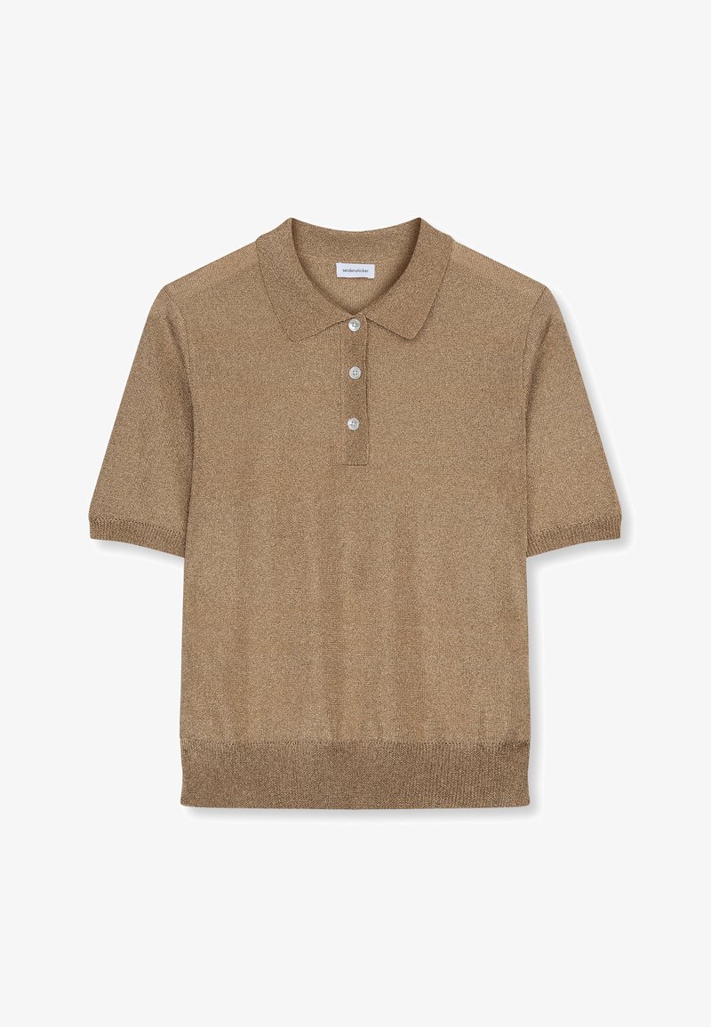 Polo en tricot à manches courtes de couleur brun clair avec col et trois boutons blancs sur le devant.