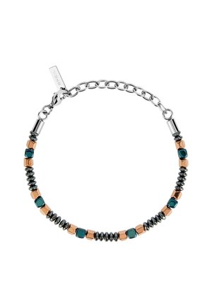 Srebrna bransoletka łańcuszkowa z naprzemiennymi małymi sześcianami w kolorze różowego złota, kwadratowymi koralikami w kolorze turkusowym oraz ciemnymi metalicznymi okrągłymi separatorami, z zapięciem na karabińczyk.