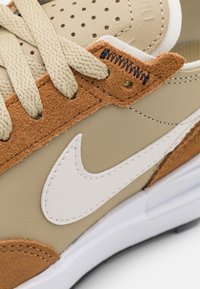 Nike Sportswear WAFFLE ONE - Sapatilhas - limestone/ale brown/white/valerian blue/habanero red