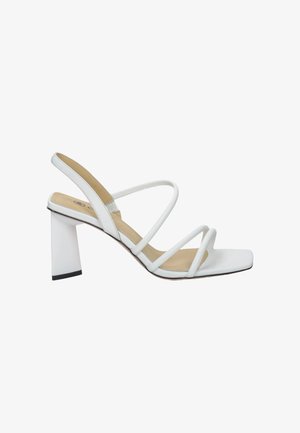 Witte strappy hakken met een vierkante neus en een brede blokhak. De banden zijn slank en minimalistisch, gemaakt van een glad synthetisch materiaal.