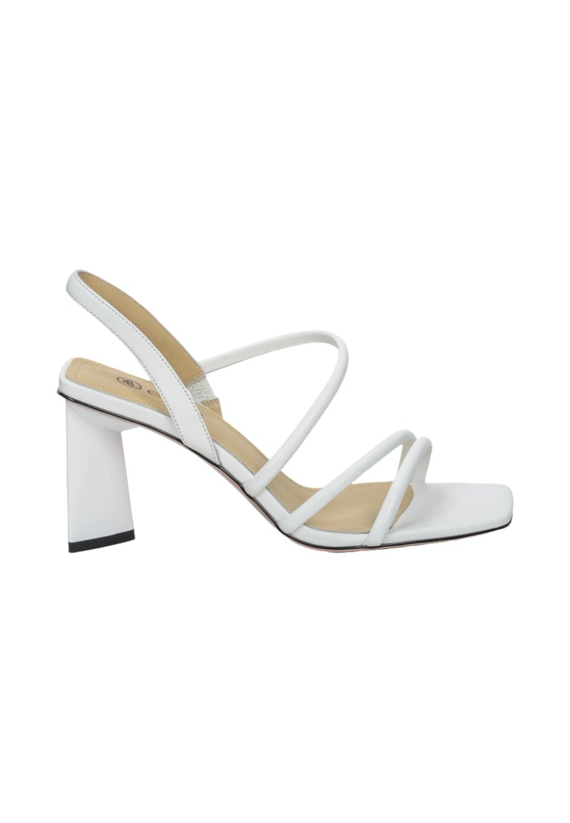 Witte strappy hakken met een vierkante neus en een brede blokhak. De banden zijn slank en minimalistisch, gemaakt van een glad synthetisch materiaal.