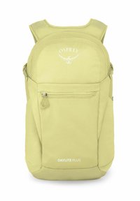 Mochila Osprey Daylite Plus en amarillo claro, con una tela texturizada, bolsillo frontal con cremallera, logo en la parte superior y correas ajustables.